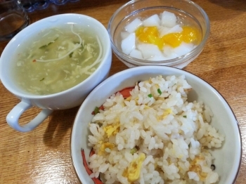 食べ放題の杏仁豆腐、中華スープ、炒飯