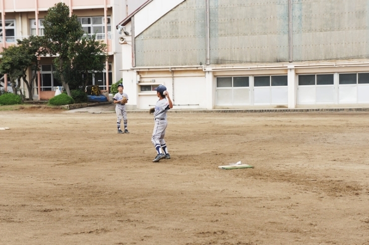 手前の子が勝負相手のピッチャーです。