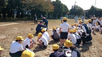 まずは消防の方が実演。土嚢の積み方も習いました。