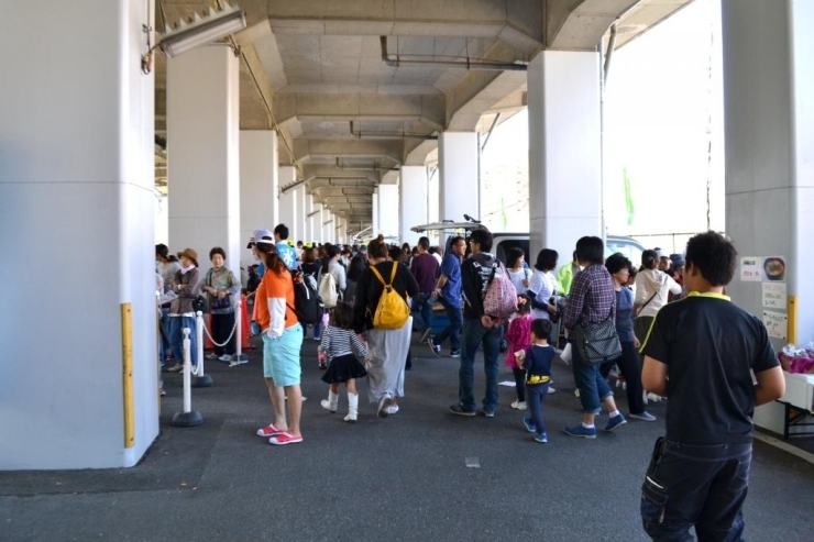 京阪高架下のコア古川橋駐車場では、フリマなどたくさんのブースが構えられてました。