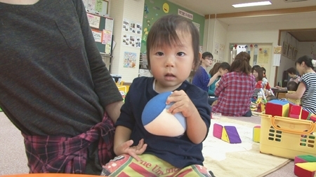 ママがそばにいるから、うれしいなぁ♪