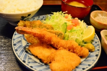 ミックスフライ定食890円<br>