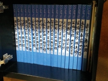 学校ごとの資料をファイリング。各校で活動が異なれど、稲葉さんはすべてに関わっていると言います。