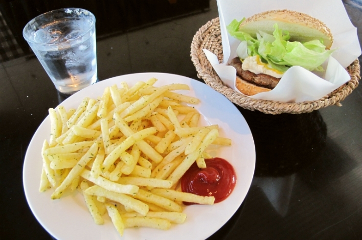 チーズバーガー：550円<br>フライドポテト：200円<br>