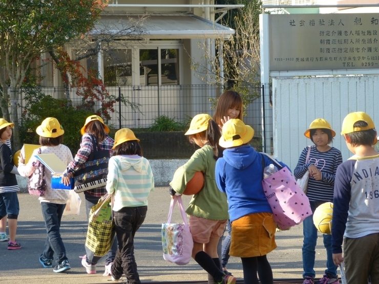 『みんな、ありがとう！！』池田さんが、子どもたちに感謝を込めて♪ハイタッチ！♪