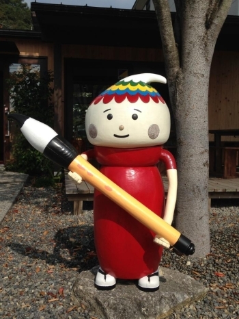 筆をかたどった熊野のマスコット<br>「ふでりん」がお待ちしています♪