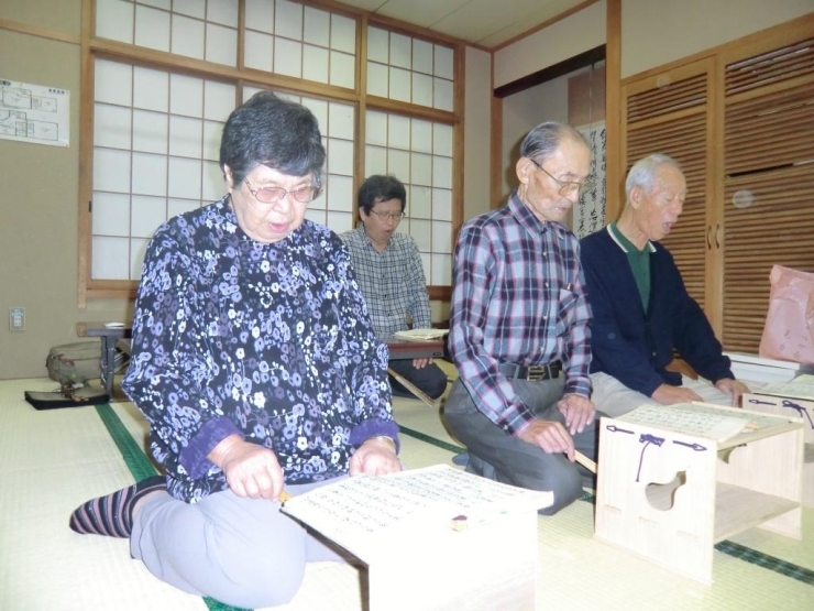 一つの曲目をソロで謡ったり、合唱をしたりして、強弱を付けながら見せ場を歌い上げる。 <br>