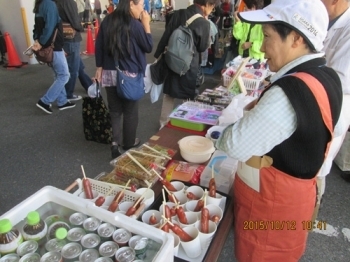 おいしいと評判の女性部の焼きそば＆フランクフルト