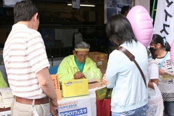 大勢の来場者が足を止め、筆さばきに見入っていました