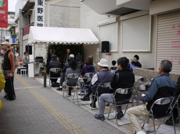 フレッシュタウン鴻池東野医院前。特設ステージは細長いけど車も人も通るところ。ストリートって感じがあっていい感じ。