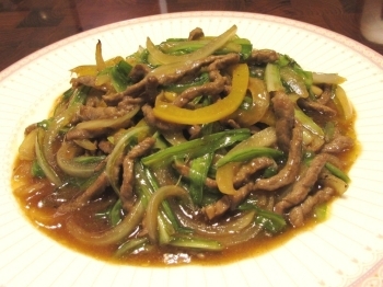 青龍菜牛肉（チンロンツァイニュウロウ）
牛肉と中国野菜の炒め物「中華料理 龍鳳園」