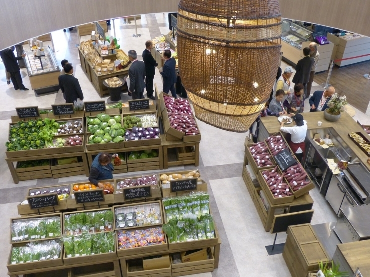 中へ入ると先ず、目にするのは行方産のサツマイモ！そして、色とりどりの新鮮お野菜！