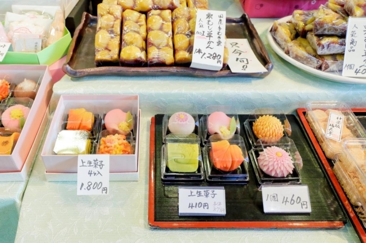 普段使いの和菓子から茶席用の上生菓子まで店舗にならぶ和菓子の数々