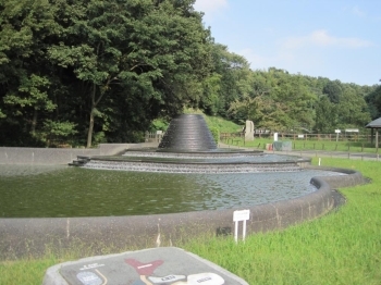 水辺の広場は、合同慰霊のモニュメントとして作られている。