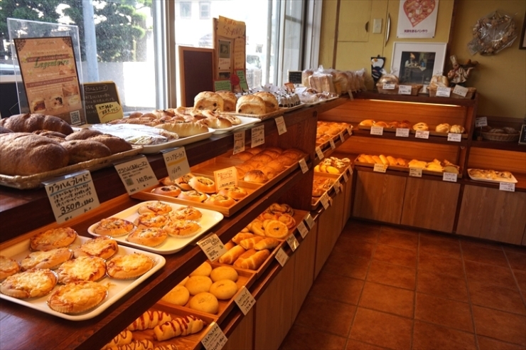 小さな店内にたくさんの種類のパンが並びます。<br>人気はフワフワでたっぷりな大きさの「月の食パン」290円<br>
