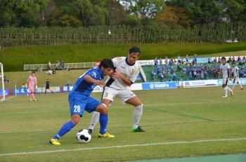 鈴木淳選手が体をはります