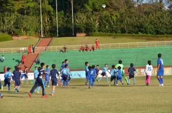 選手もスクール生もサッカーを楽しんでました