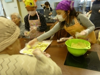 次はゴマを振りかけて…♪