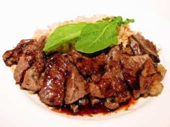 国産牛肉サーロインステーキのガーリックライス　税抜1480円<br>夜のメニューで提供しています！