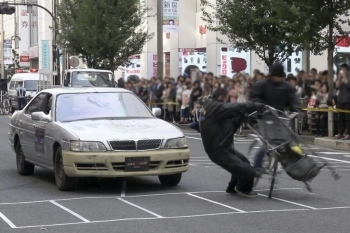 車の影で見えない人と衝突　一旦停止で安全確認を