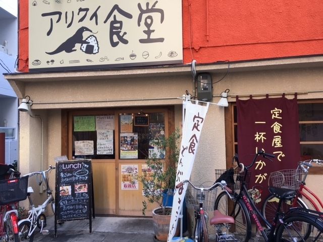 お客さんの自転車が店の前にはいっぱい。