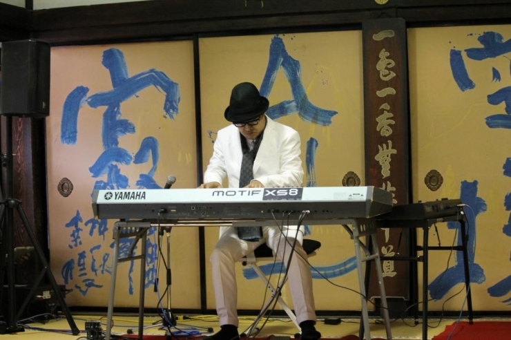 528Hz音楽の日本で優一の演奏家であるacoon hibinoさん