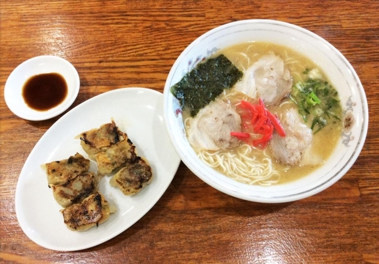 手打ちギョウザ　税込500円　九州ラーメン　税込700円　