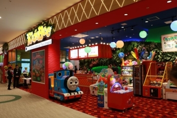国内最大級の室内遊具コーナーと、本格ビュッフェがひとつになった「KidsBee」。