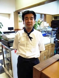 古藤さんは会報やサービス券などを
配り、「一緒に楽しめる店」を
目指している
