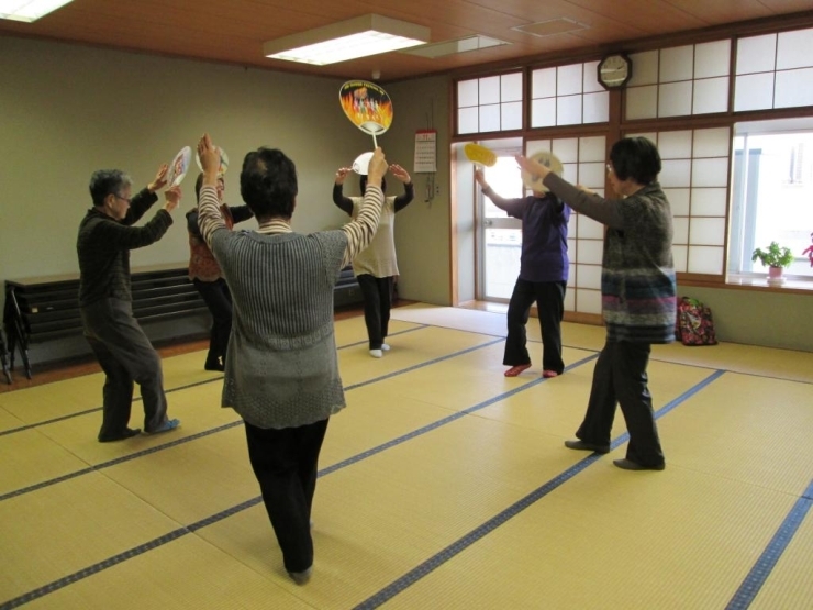 徳島音頭はうちわを持って踊ります。<br>民踊は自然の仕種で手足を伸ばして、のびのびと踊ります。