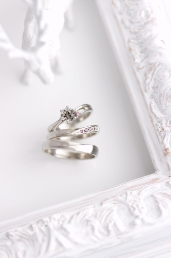 婚約・結婚指輪の試着見本も多数用意しています。「弥生貴金属」