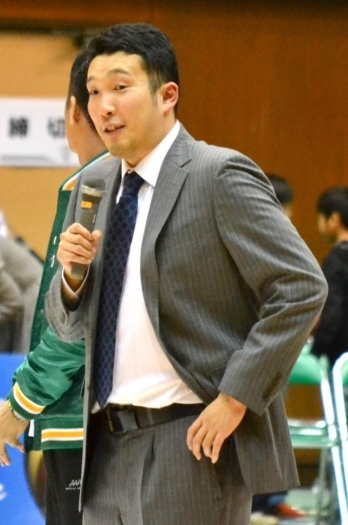 本拠地初勝利をあげ、安どの様子であいさつをする上田康徳ヘッドコーチ。
