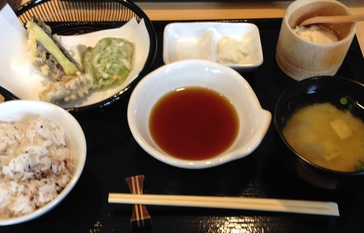 定食は、本日の小鉢・ご飯・お味噌汁付き。<br>天ぷらは揚げたてを順番に持ってきてもらえますよ♪<br>