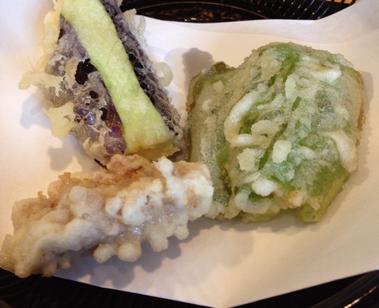 天ぷら第一弾。まずは季節のお野菜二種と鶏天から。