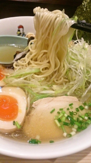 麺はちょい細麺