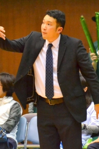 指揮を執る上田康徳ヘッドコーチ。