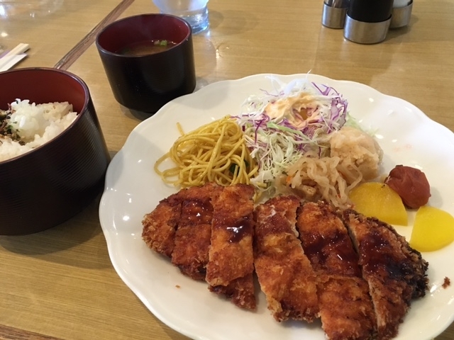 チキンカツ定食　７００円（税込み）