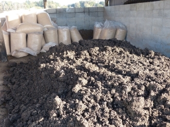 これから堆肥を作ります。後ろに立てかけてあるのは籾殻（もみがら）です。