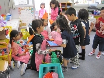 　　　　　おみせやさんごっこ
　　年長さんのぬいぐるみやさんです♪「行方市立北浦幼稚園」