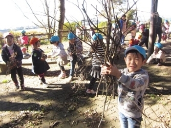 遊ぶ前に羽黒山公園をきれいにしよう！「行方市立麻生幼稚園」