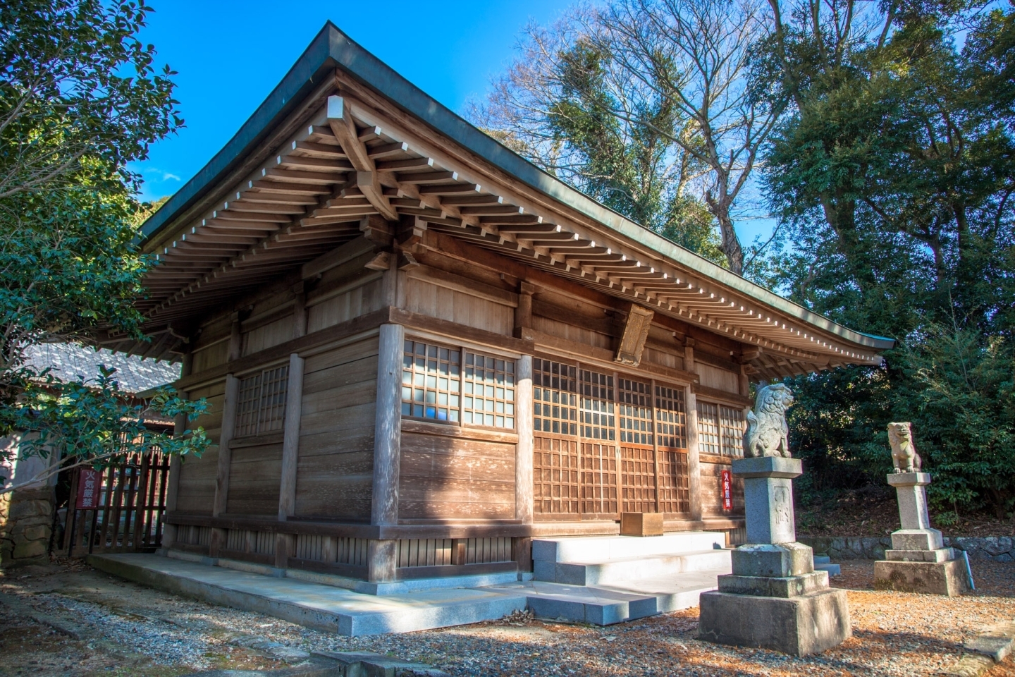 八劔神社本殿前