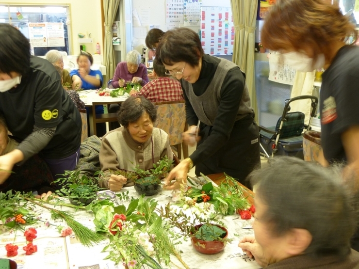 フラワーアレンジメントは、神成田　久子（かみなりた　ひさこ）先生です。