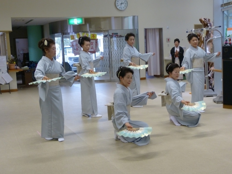 《雪の最上川》藤原先生を中心にして…「きれ～～～いだね♪♪」利用者さんから沢山の拍手をいただきました。