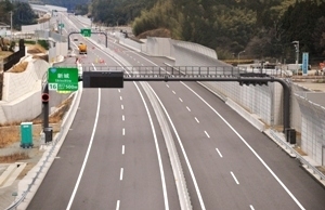 開通を目前に控える新東名高速道路<br>＝新城市内で