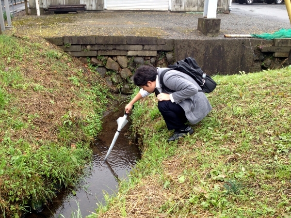 ▲ 集中力を見せる編集部B君。仕事もそれくらい真剣に頼むよ！