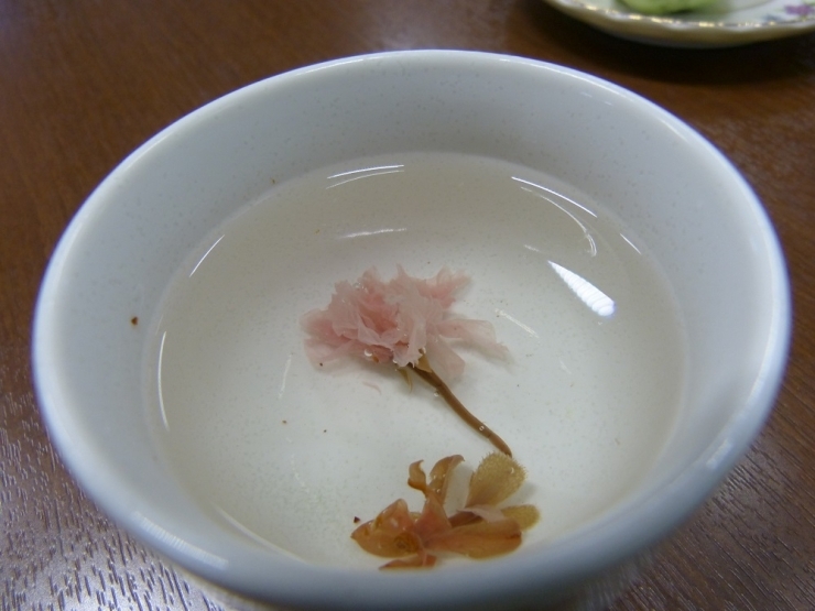 新年を祝っての「桜茶」　縁起がいいですね（^^）