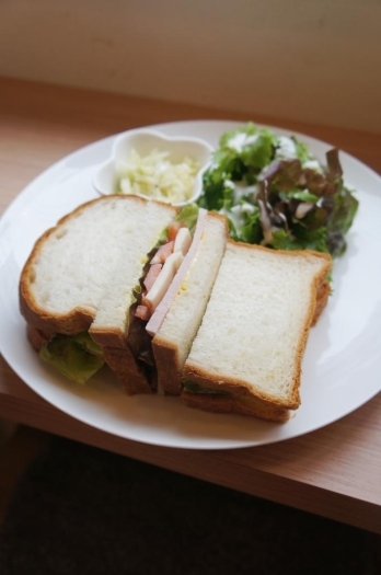 自家製パンと新鮮な横浜野菜で作るホワイトハムとゴーダチーズのサンドウィッチ