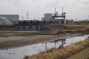国道16号線沿いに5本の立抗を建設、地下放水路でつながれている。第3立坑は倉松川が増水した時に取水する。