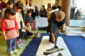 子供たちも近くで真剣に見ています