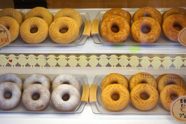 豆乳をつかったふんわり☆もっちりなドーナツは定番3種類と日替り1種類、焼きドーナツも並びます。